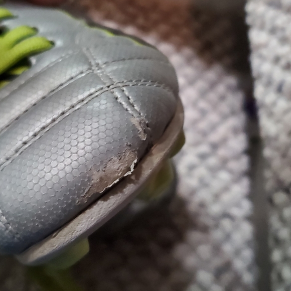 Soccer cleats - Picture 2 of 3